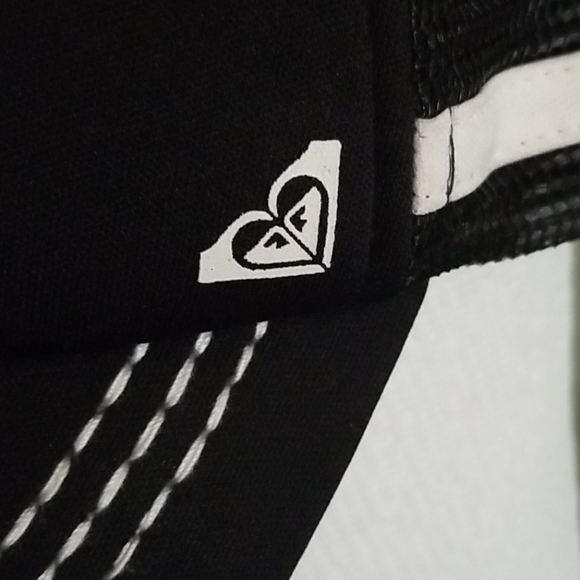 ROXY Black & White Unisex Trucker Hat - Picture 11 of 12